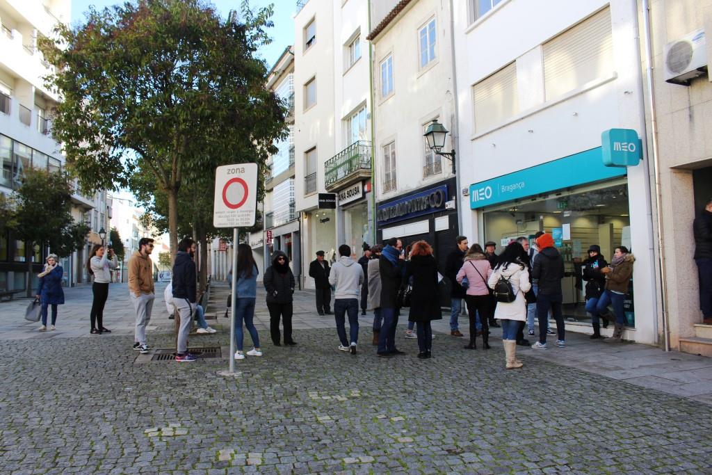 Fãs dos U2 esperaram horas à porta da loja Meo de Bragança para conseguir bilhetes