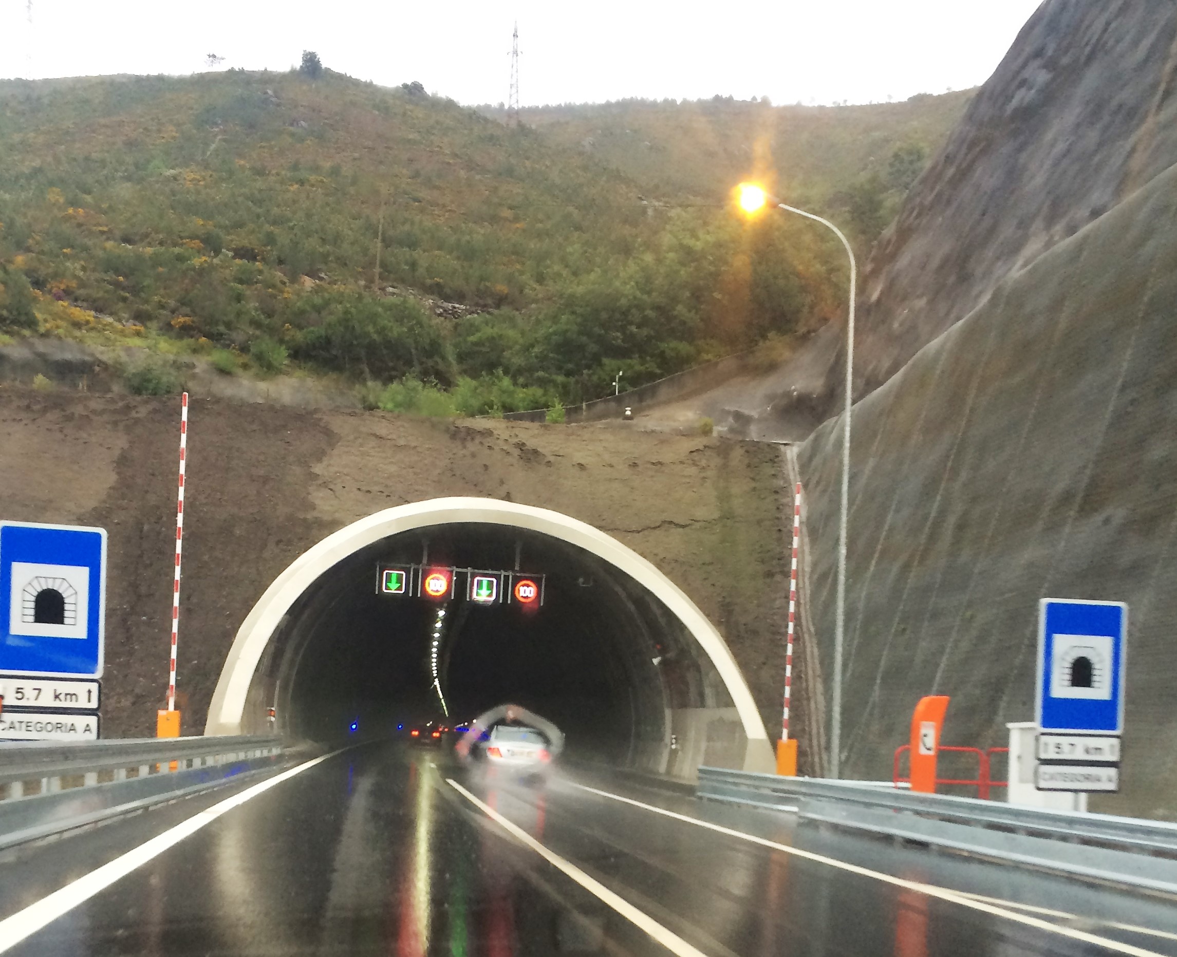 Pesado despista-se junto à saída do Túnel do Marão