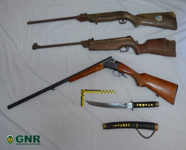 Quatro armas apreendidas a suspeito por violência doméstica