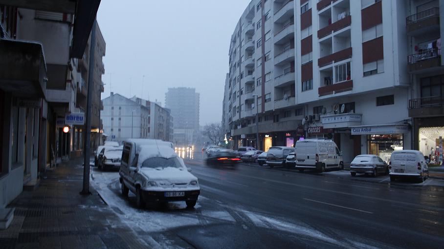Neve encerra escolas mais cedo no distrito e provoca despiste em Vila Flor