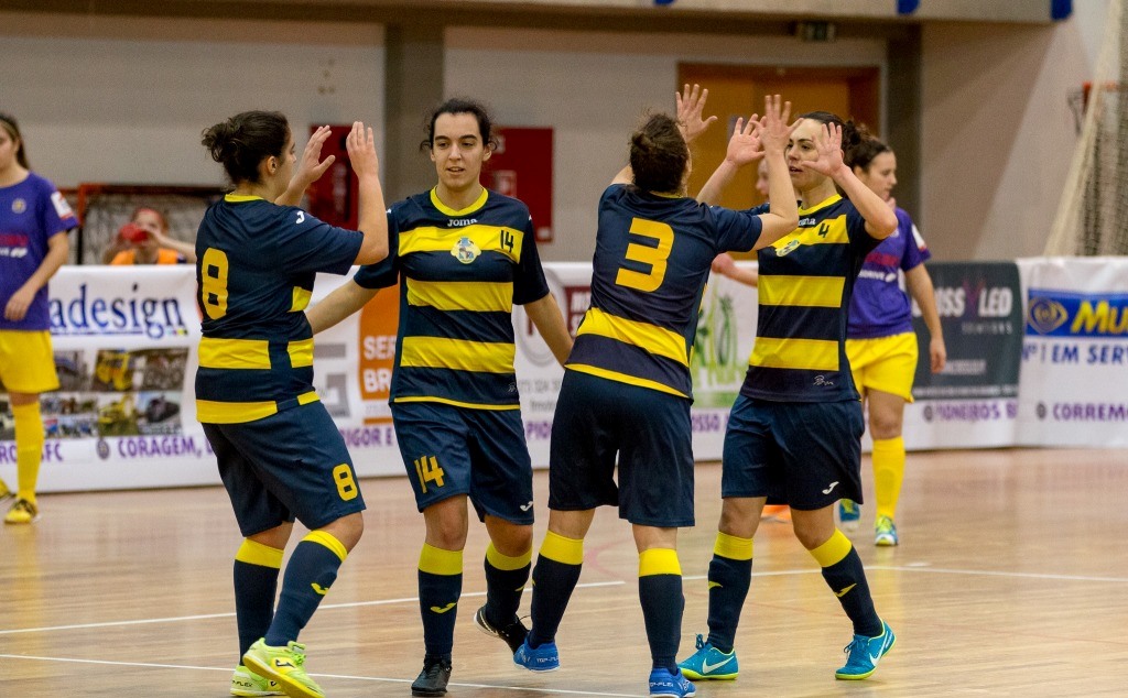 Santo Cristo a um jogo do título distrital de futsal feminino
