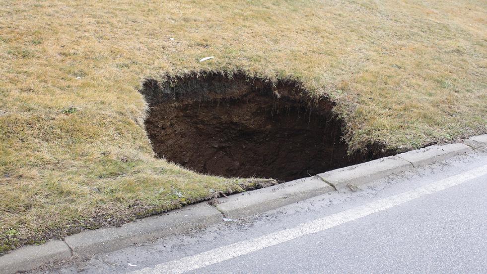 Aluimento de terras abre cratera na rotunda do Nerba em Bragança