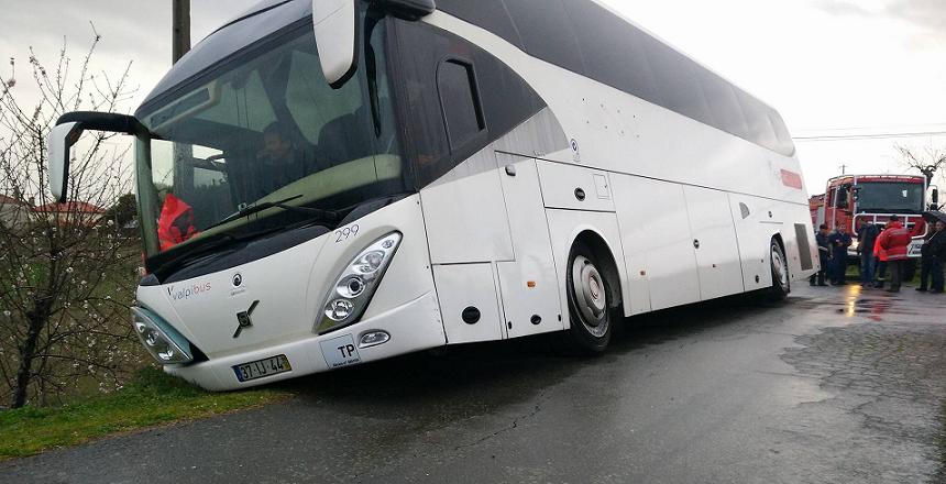 Autocarro de uma excursão das Amendoeiras em Flor com 54 passageiros despistou-se em Alfândega da Fé