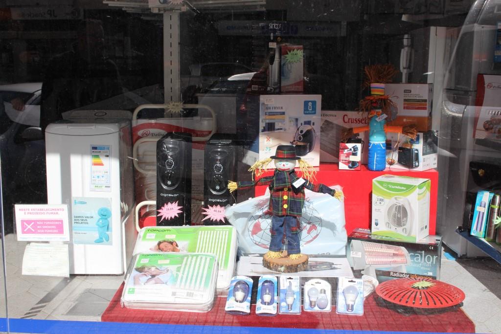Trabalhos dos alunos do Centro Escolar da Sé expostos nas montras do comércio tradicional