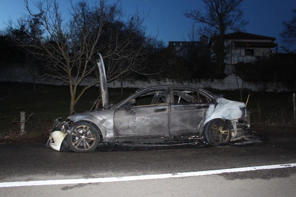 Veículo incendiado junto à Fundação Betânia, em Bragança