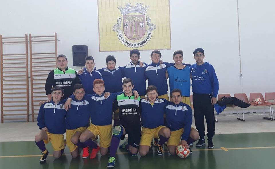 Formação de juvenis do CASC Freixo é campeã distrital de futsal