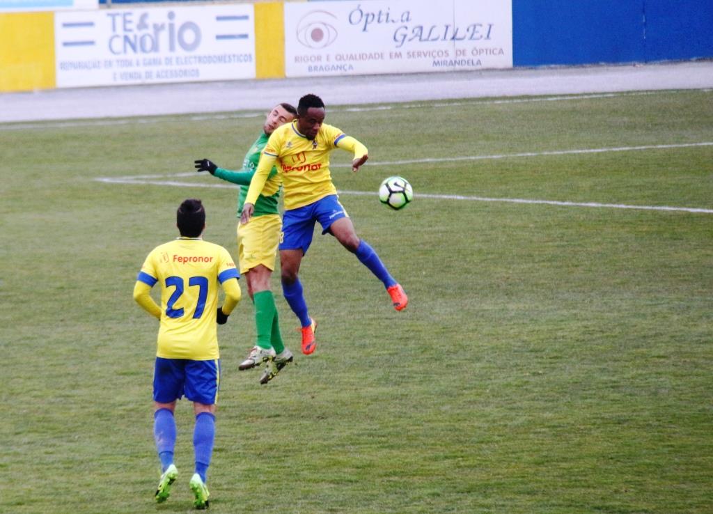 Derrota caseira (1-2) complica contas da manutenção