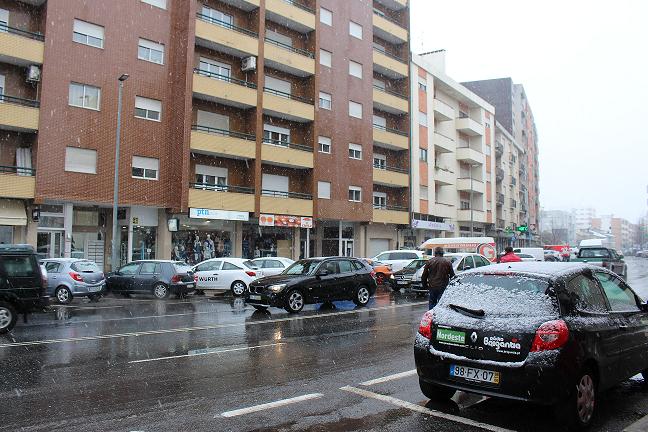 Recomeçou a nevar e já há estradas condicionadas