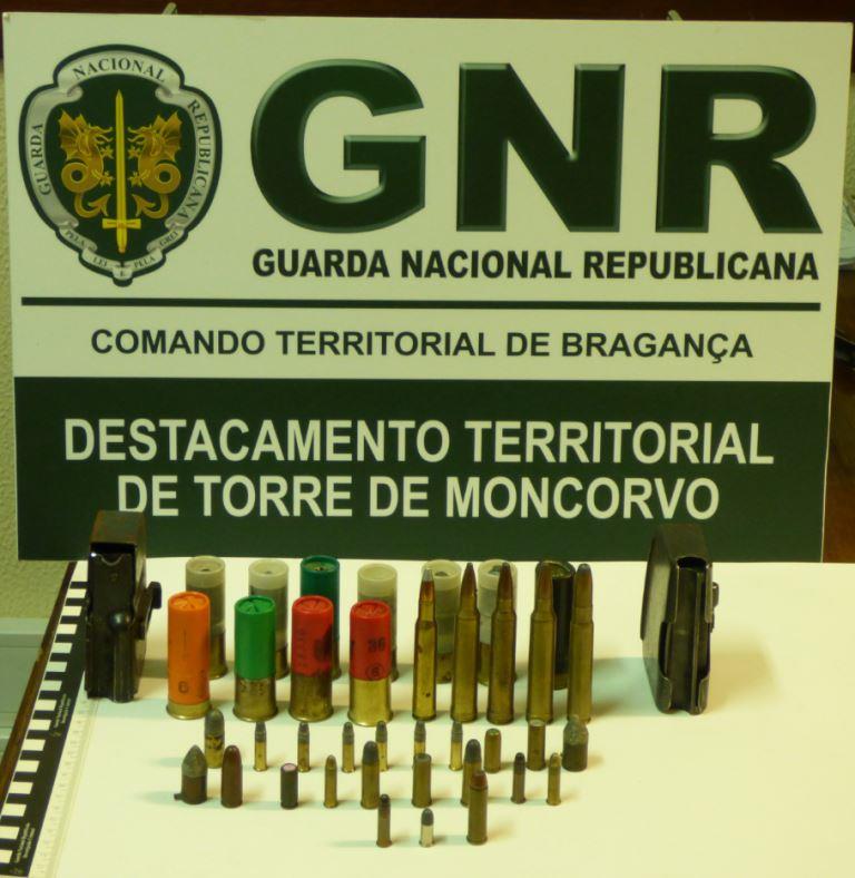 Homem detido por posse ilegal de arma