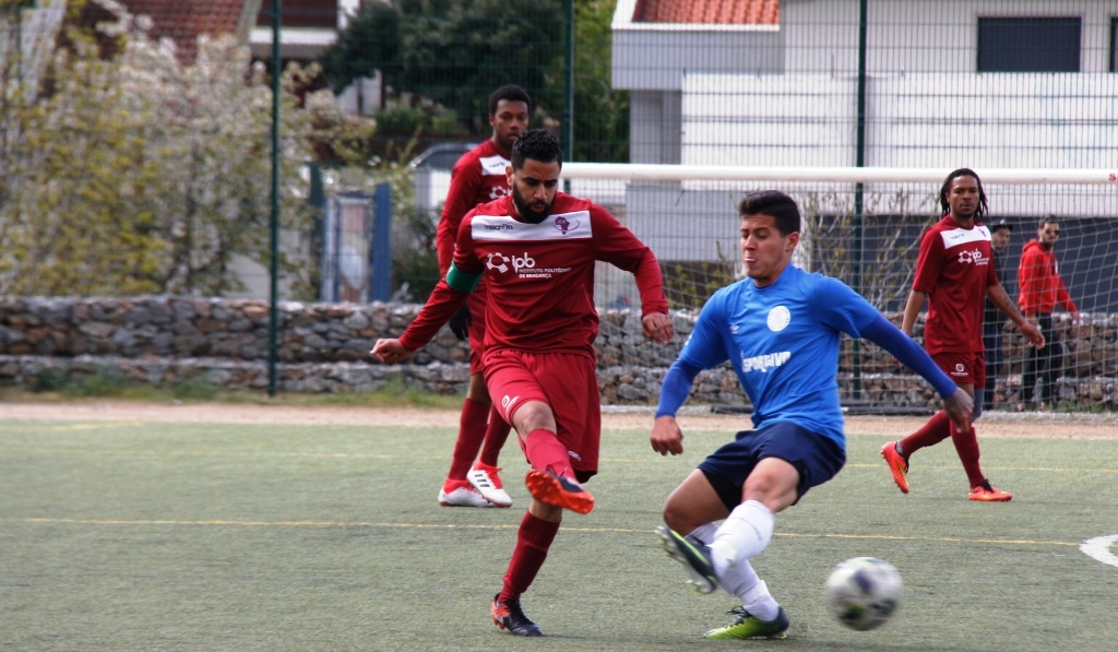 Estudantes Africanos e FC Vinhais na final da Taça da A.F.Bragança