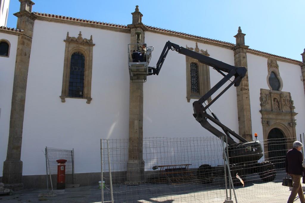 Reabilitação da fachada antiga Sé em Bragança