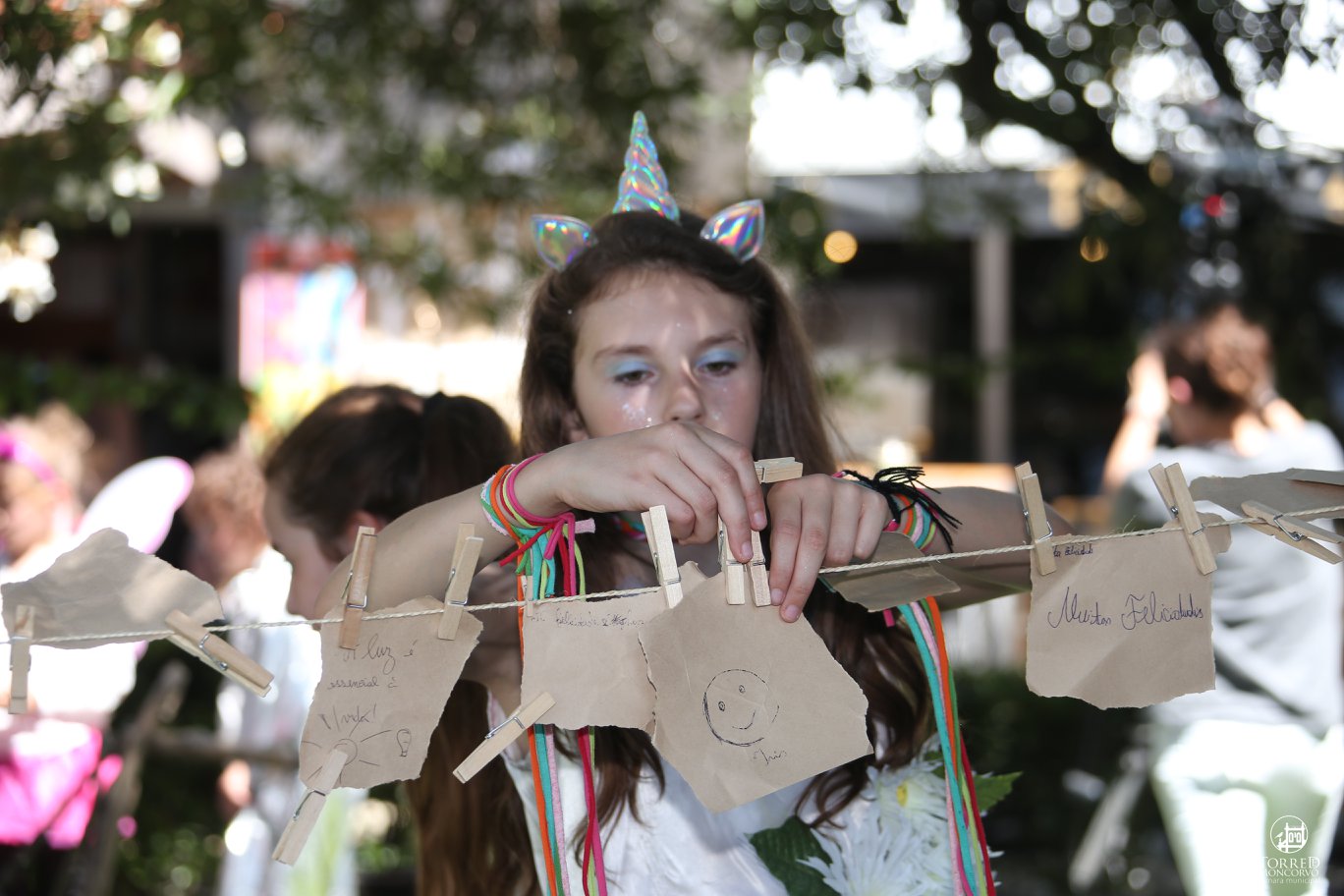 Os elementos da natureza: a terra, o ar, o fogo e a água celebrados no Festival do Solstício