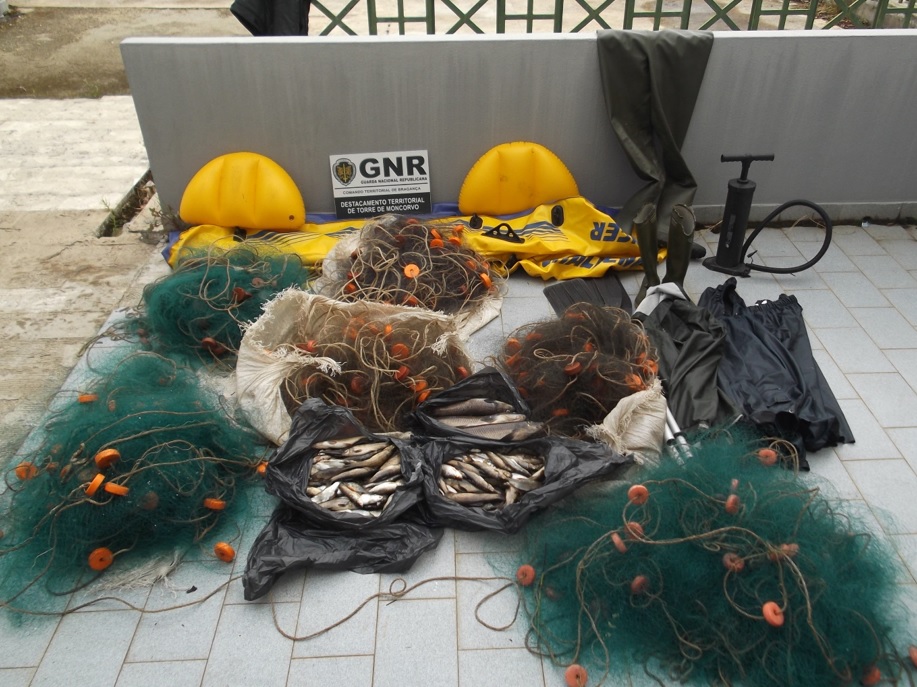 Homem identificado por pesca ilegal de barbo-comum