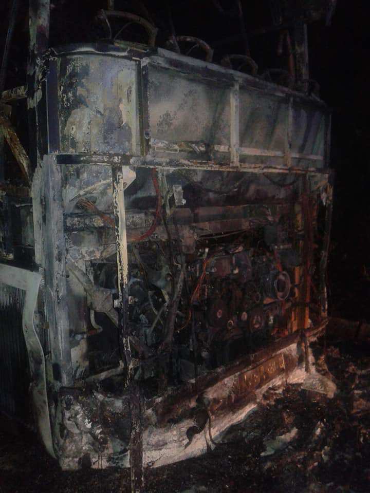 Autocarro incendiado na A4 e ficou totalmente destruído