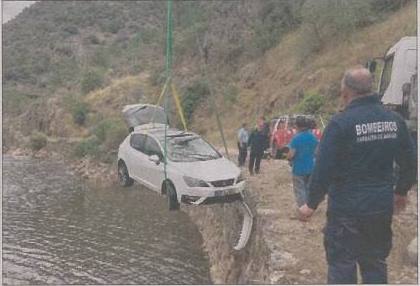 Carro roubado encontrado no rio Tua