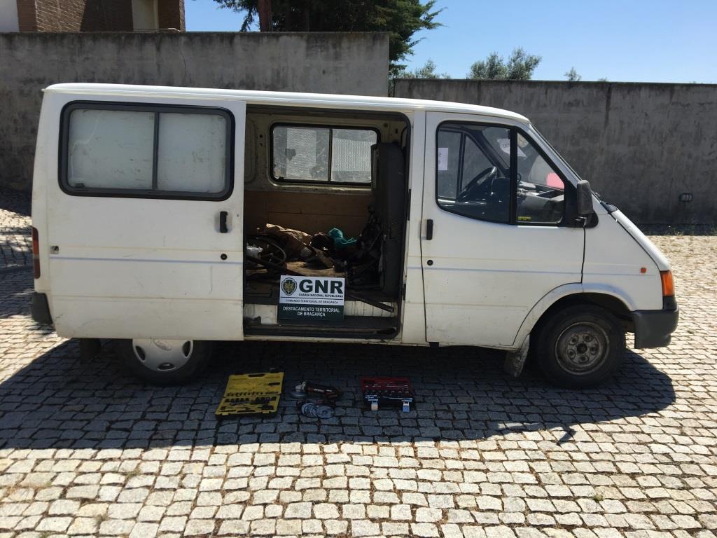 Dois homens detidos por furto de metais não preciosos, em Bragança