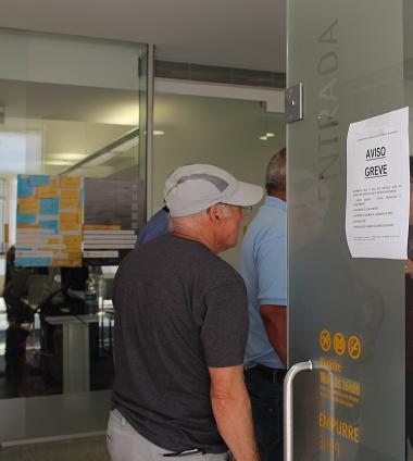 Greve impede realização de serviços do registo civil na conservatória de Bragança