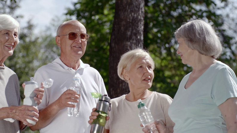 Beba água ao longo do dia, mesmo que não tenha sede