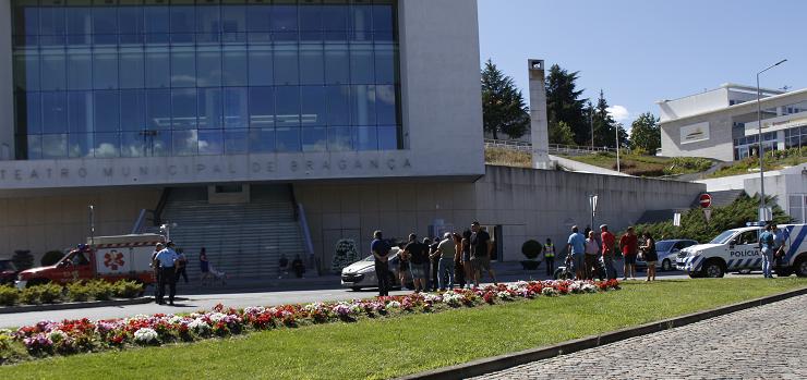 Colisão entre moto e veículo ligeiro provoca um ferido em Bragança