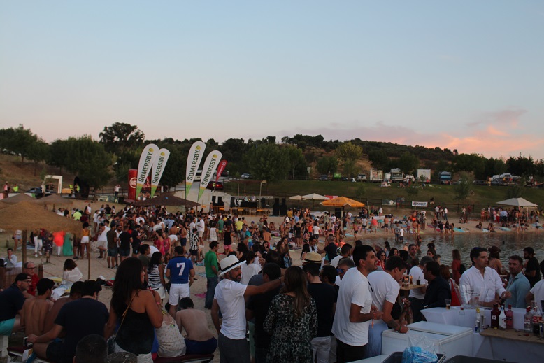 “Azibo Sunset” levou mais de 1700 pessoas ao areal da praia da Fraga da Pegada, em Macedo de Cavaleiros