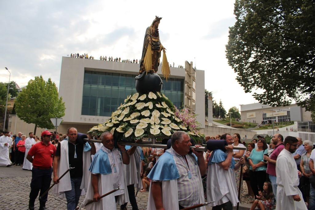 Nossa Senhora das Graças leva centenas de fiéis às ruas da cidade de Bragança