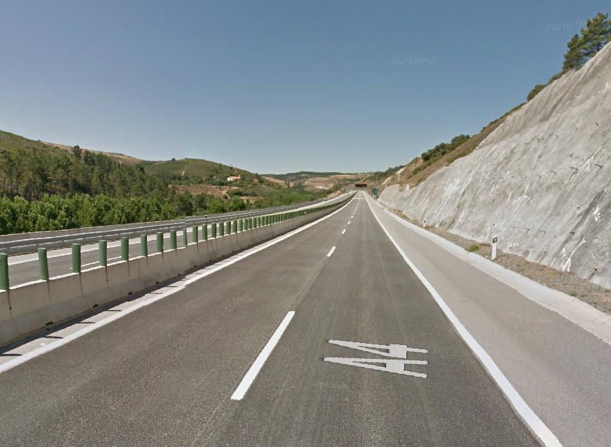 Camião incendeia-se na A4 junto a Quintanilha