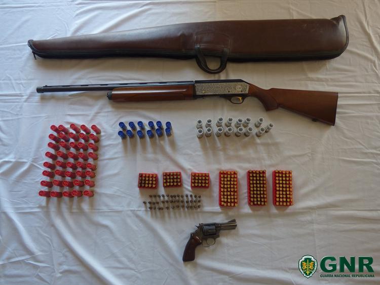 Armas de fogo apreendidas a suspeito de violência doméstica em Vila Flor