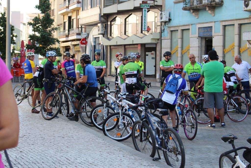 Passeio de bicicleta para assinalar conclusão da primeira fase de requalificação da estrada com ciclovia
