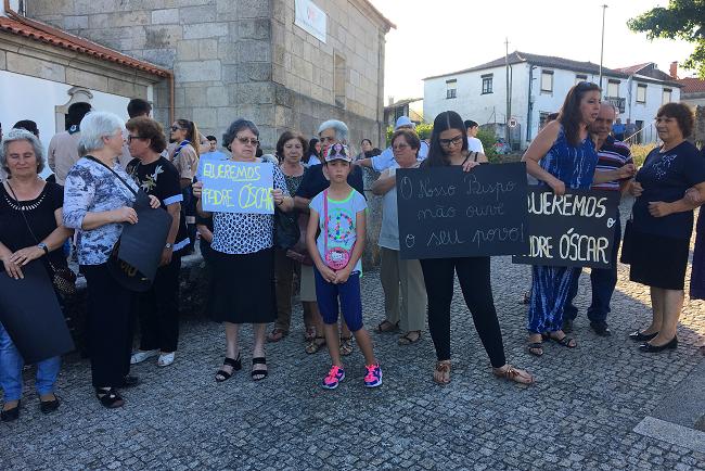 Populares manifestam-se perante o bispo contra alteração do pároco em aldeias de Carrazeda