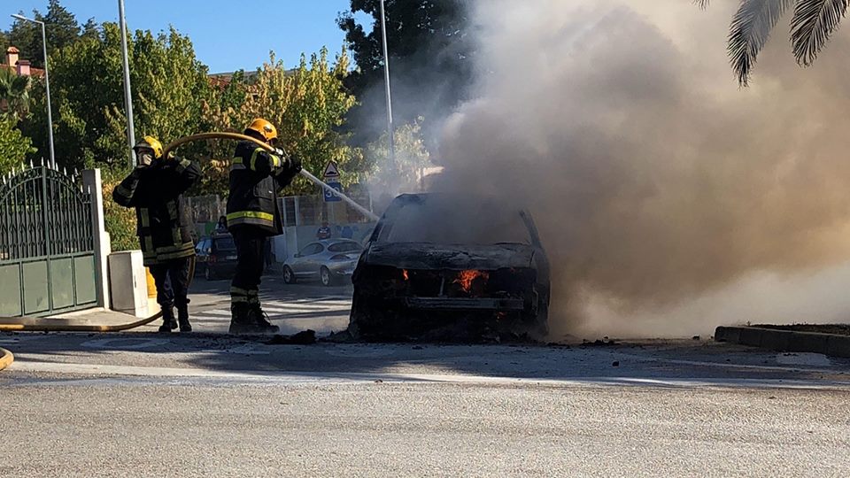 Carro ardeu esta tarde em Mirandela