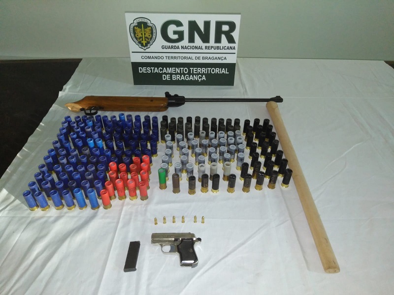 Dois detidos por posse ilegal de armas em Macedo de Cavaleiros