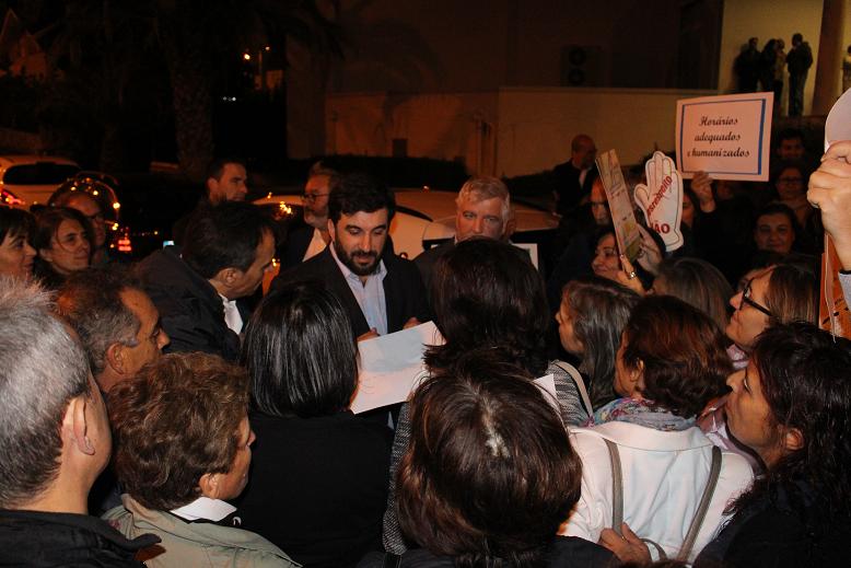 Ministro da Educação recebido por professores em protesto em Macedo de Cavaleiros