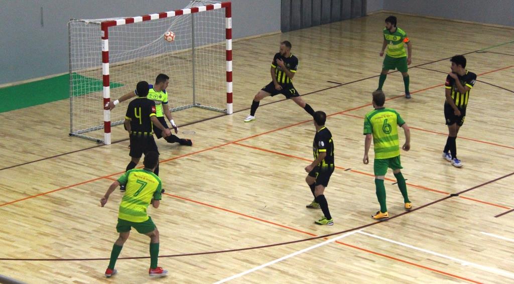 Ricardo Simão e Alex fazem hat-trick no triunfo (6-0) do Macedense com o Arcos S. Paio