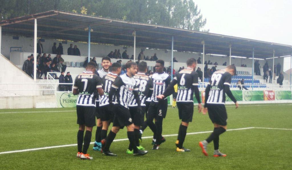 Dérbi intenso jogado debaixo de muita chuva