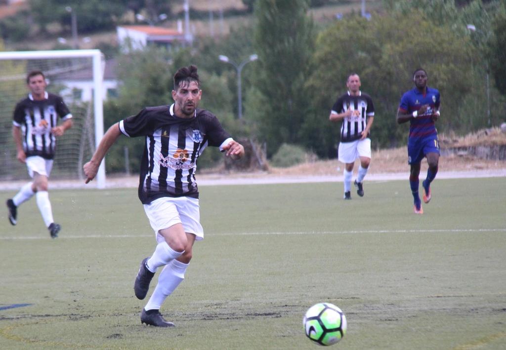 Paulinho (FC Vinhais) lidera lista de melhores marcadores do campeonato distrital