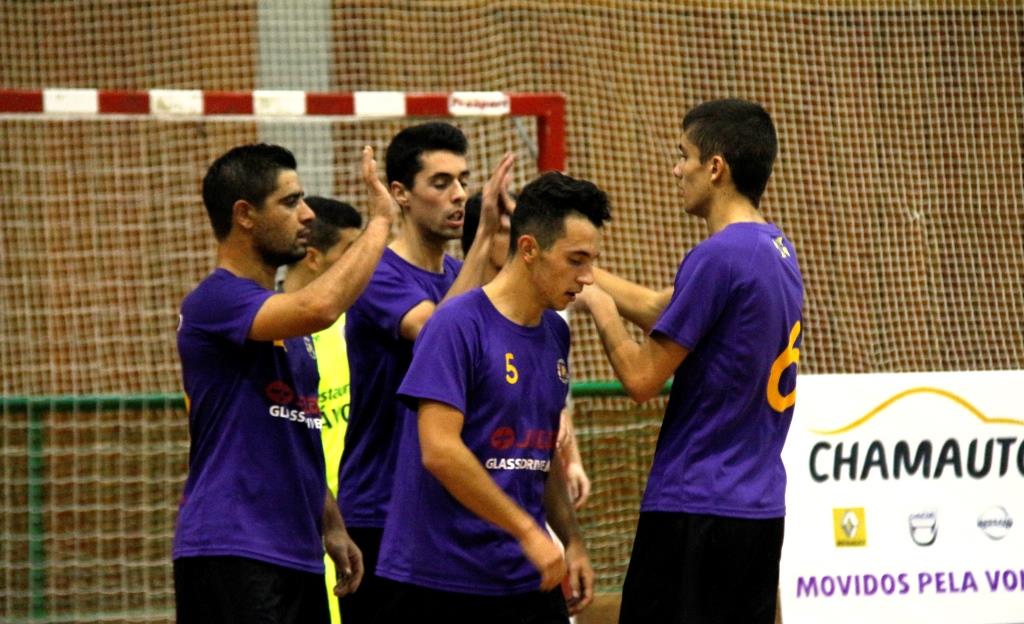 Pioneiros vencem e seguem invictos na liderança do distrital de futsal