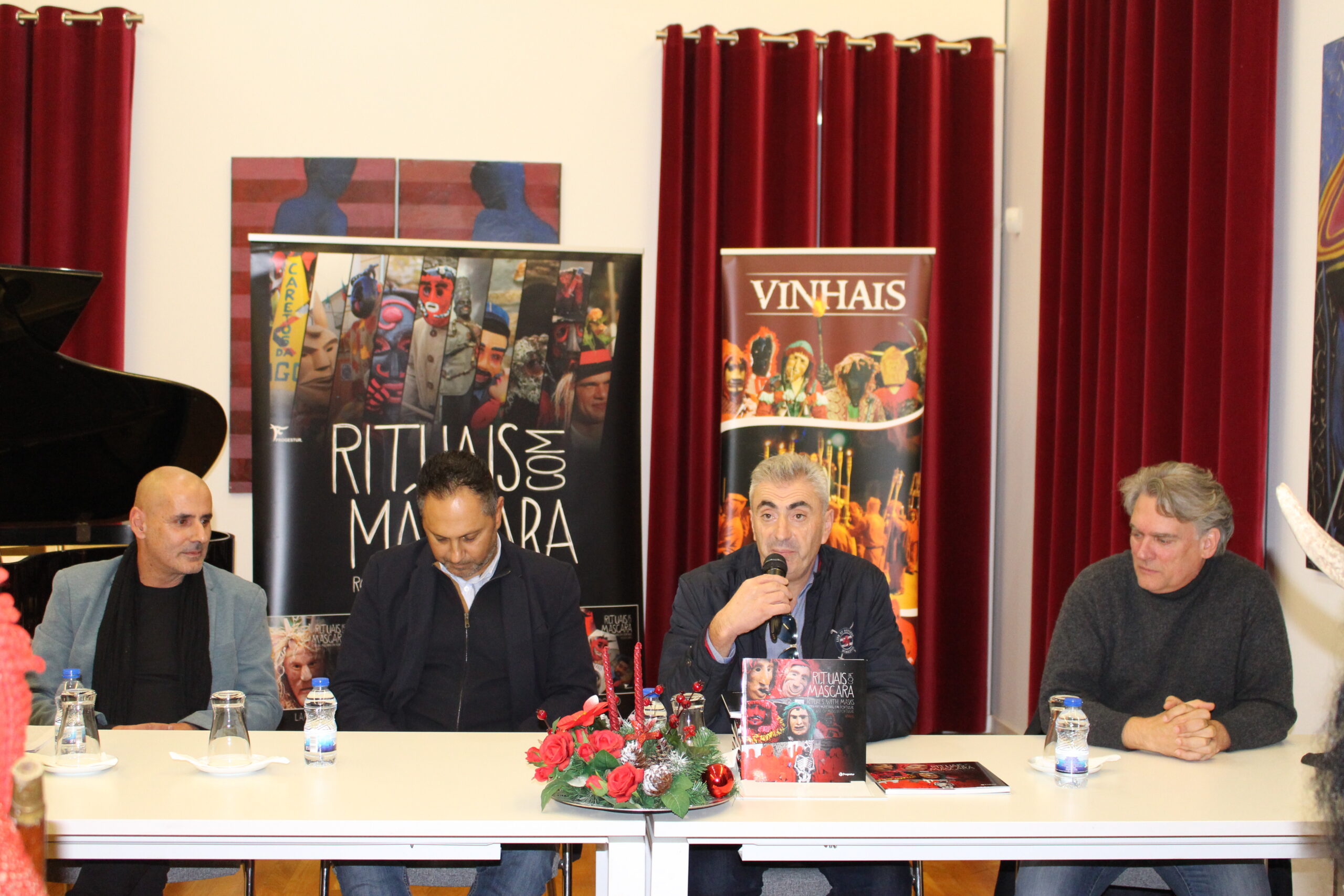 Festividades com máscaras retratadas em livro