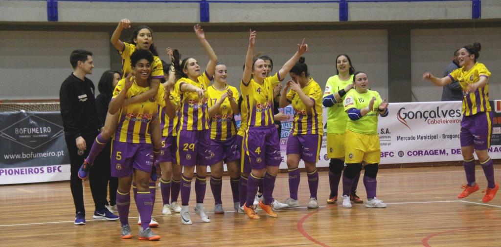 Pioneiros são bicampeões distritais de futsal feminino