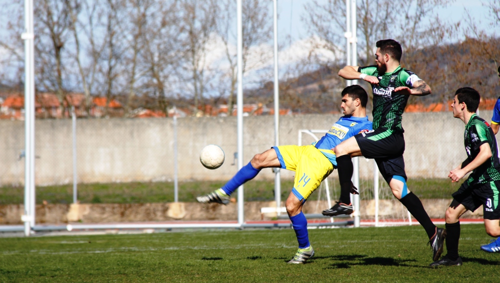 Futebol: Macedo vence Rebordelo com quatro juniores no onze inicial