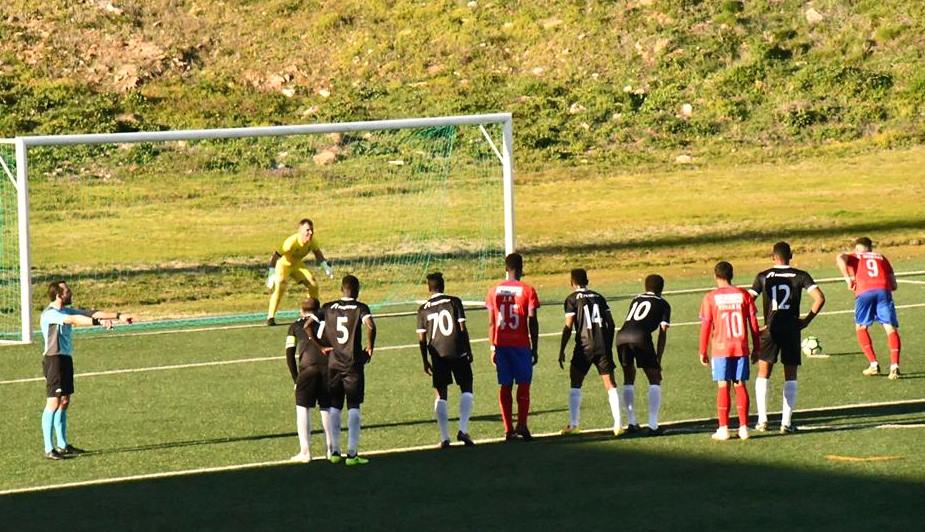 Armando defende penálti e segura empate