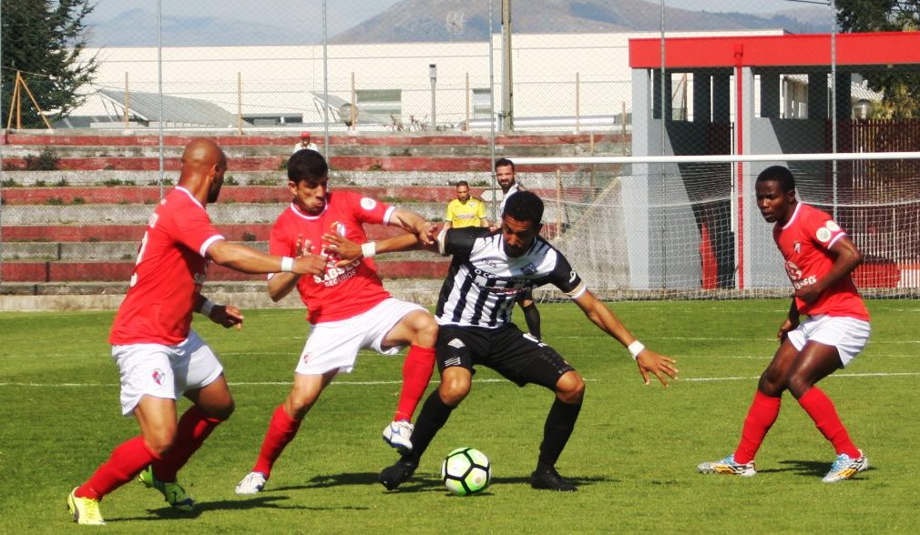Mirandela desfalcado garante um ponto fora de portas