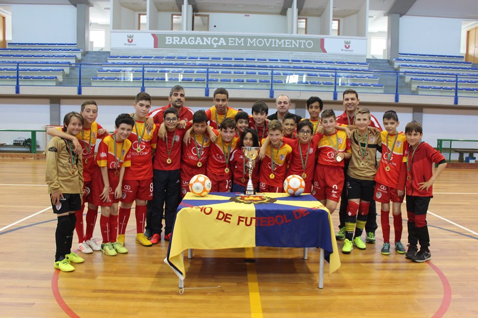 Futsal: Infantis da Escola Arnaldo Pereira terminam distrital com uma vitória e o título em infantis