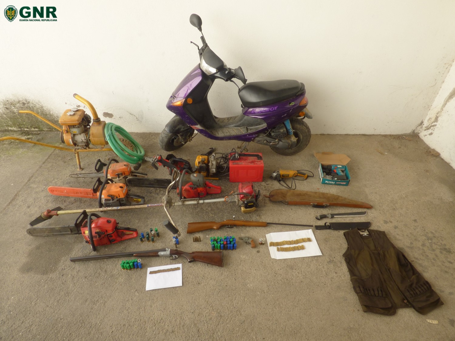 Detidos em Mirandela por posse de arma proibida e furto de material agrícola