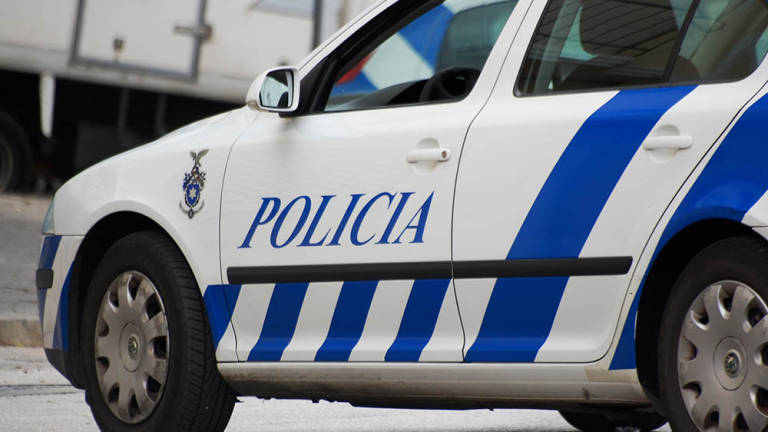 Jovem esfaqueado enquanto evitava ataque a uma mulher por dois indivíduos