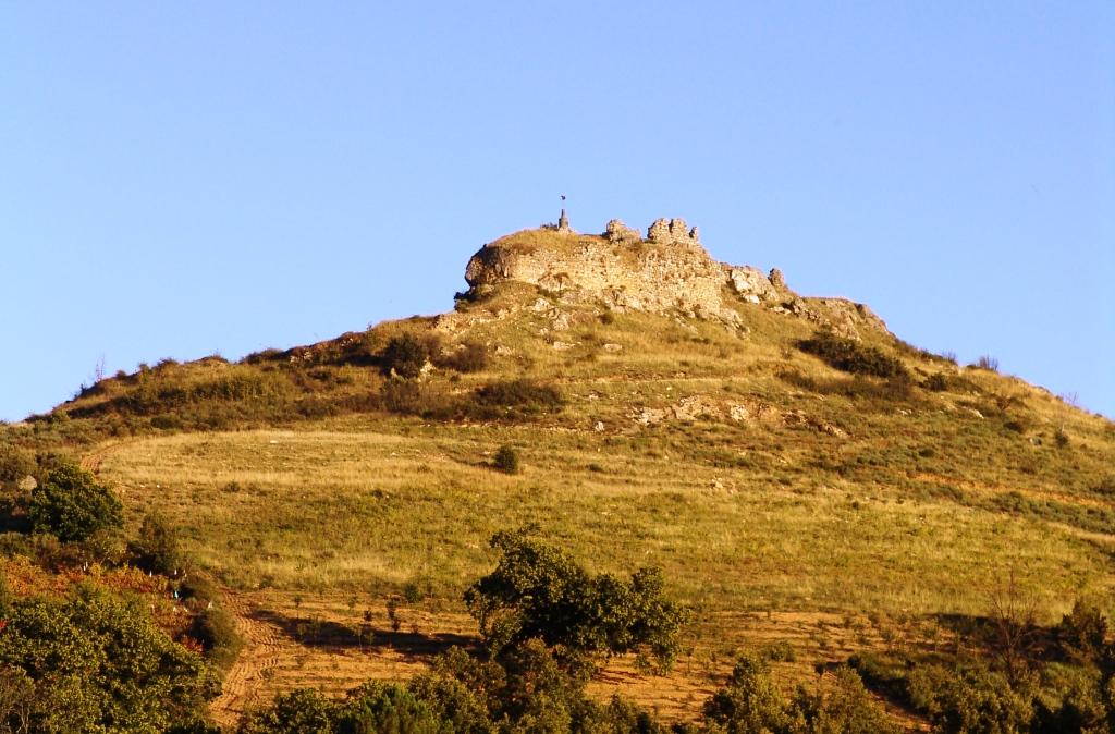 Primeira fase de escavações no castelo de Outeiro revela estruturas e pavimentos da antiga fortaleza