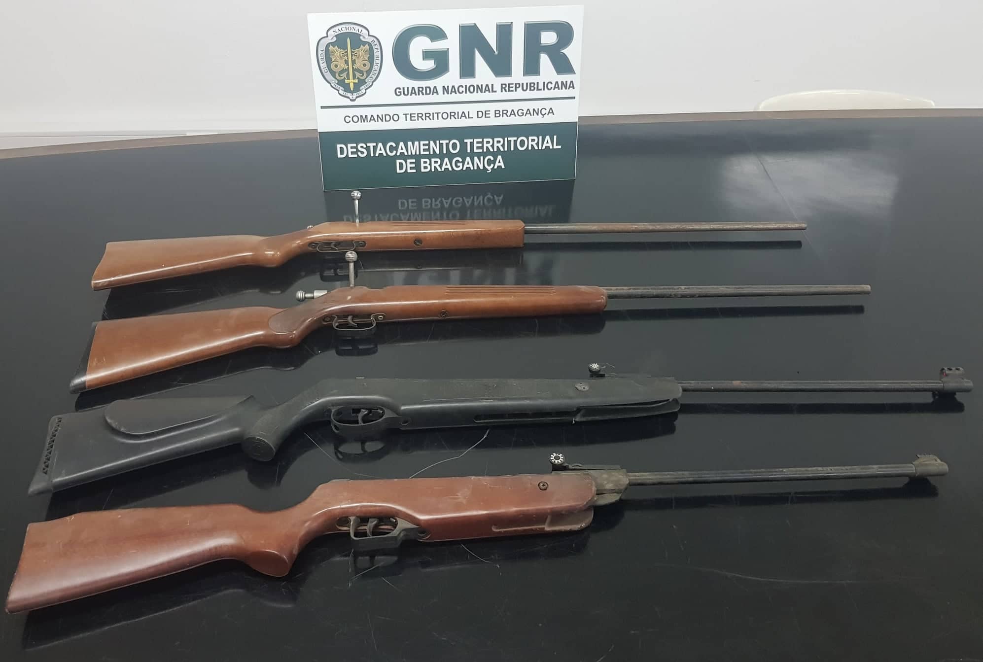 Detidos dois homens em Macedo de Cavaleiros por posse ilegal de armas