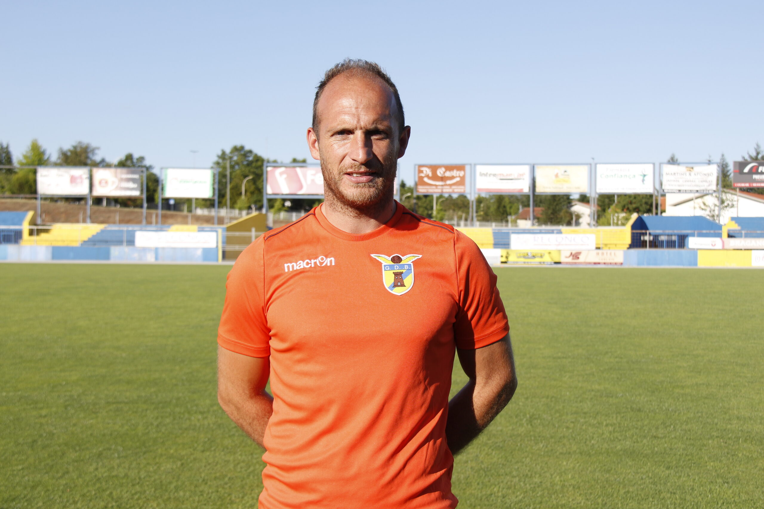 Futebol: Antigo avançado do Setúbal e Guimarães integra equipa técnica do Bragança
