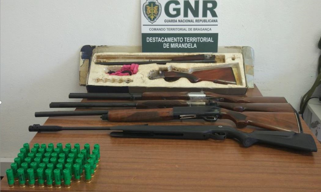 GNR apreende cinco armas a suspeito de violência doméstica