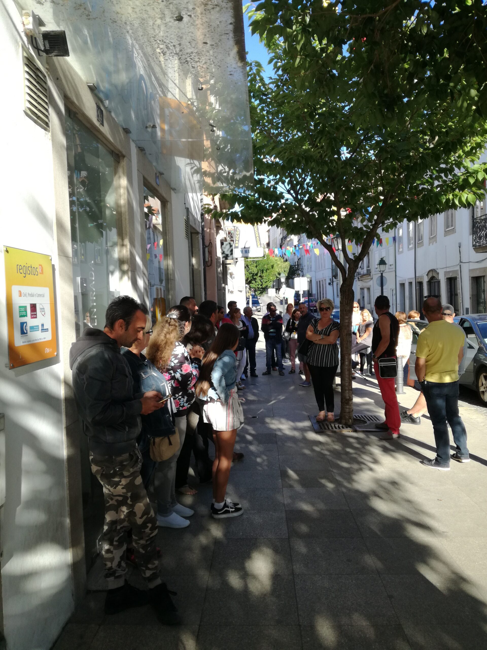 Greve dos trabalhadores dos registos e do notariado causa filas longas no registo civil de Bragança
