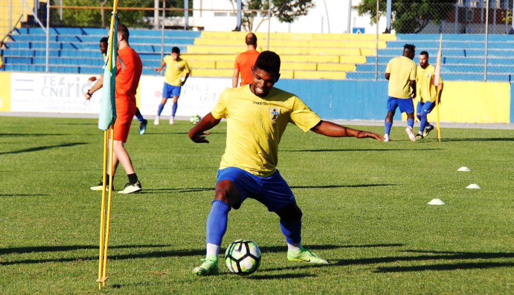 Futebol: Paulo Roberto garante que a derrota em Mirandela não afecta o grupo